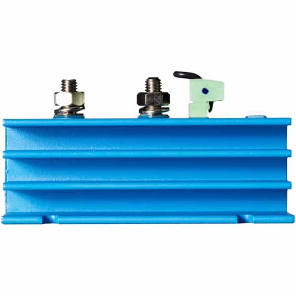 De BatteryProtect ontkoppelt de accu van niet-essentiële belastingen voordat de accu volledig is ontladen (waardoor de accu zou worden beschadigd) of voordat er onvoldoende vermogen over is om de motor te starten. De BatteryProtect detecteert automatisch de systeemspanning. De BatteryProtect kan worden ingesteld om bij verschillende spanningen in/uit te schakelen. Het 7-segment-display geeft de gekozen instelling weer.  Een speciale instelling voor lithium-ion-accu's waarbij de BatteryProtect kan worden bestuurd door het VE.Bus BMS. Let op: de BatteryProtect kan ook worden gebruikt als een lading onderbreker tussen een acculader en een Li-ion batterij. Zie aansluitschema in de handleiding.  Een superlaag stroomverbruik is belangrijk bij lithium-ion-accu's