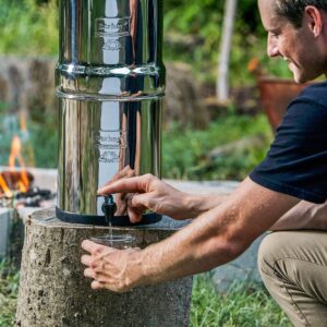 Gefilterd water in een Berkey-waterfilter